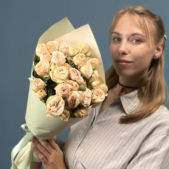 5 кустовых светло-персиковаых роз Джентл Трендсеттер 50 см